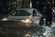 Más de 120.000 evacuados por inundaciones en el centro de Pakistán en medio de un calor extremo