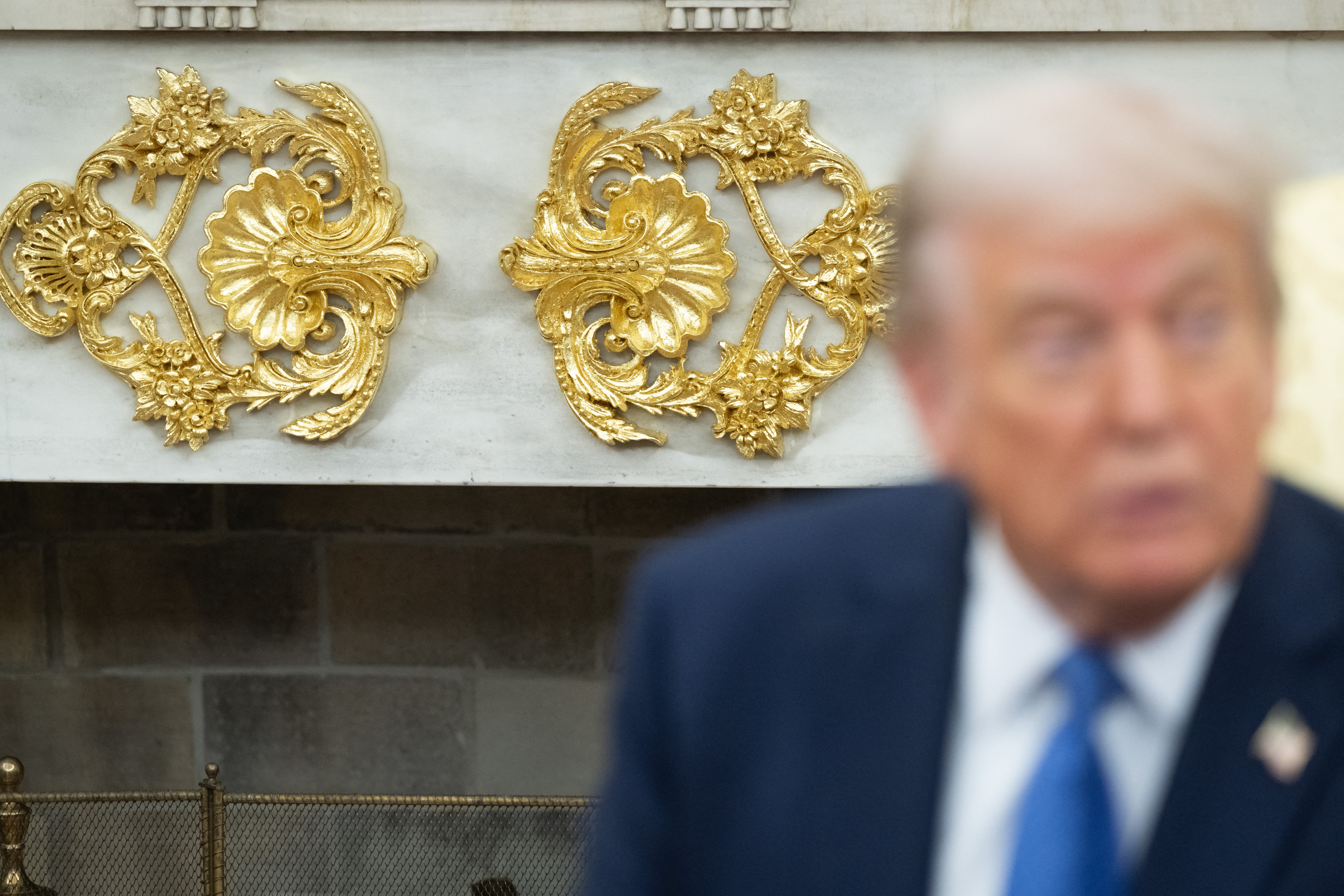 El Despacho Oval adopta un estilo similar al de los hoteles Trump International, con detalles dorados en las molduras del techo, las lámparas laterales e incluso la pantalla de la chimenea