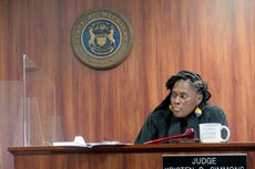 Jueza de Michigan desestima cargos contra republicanos acusados de fraude electoral