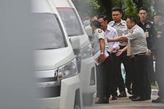 Ex primer ministro de Tailandia comienza condena de cárcel por condenas previas