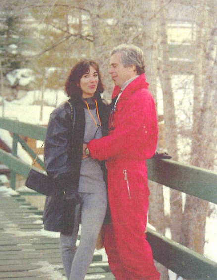 Ghislaine Maxwell y Jeffrey Epstein posan para una foto en 1991. La foto se incluye en el prólogo del libro de cumpleaños de Epstein