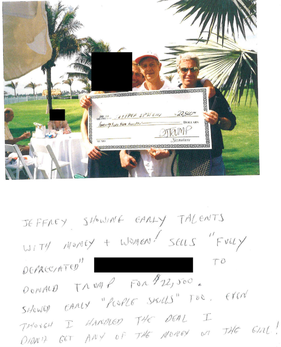 Epstein sostiene una foto de un cheque gigante de 22.500 dólares firmado “D J Trump”. La foto aparece en un libro publicado como parte de un nuevo conjunto de documentos de los “archivos de Epstein” por el Comité de Supervisión de la Cámara de Representantes