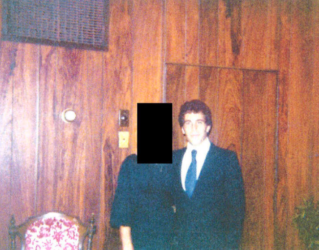 Un joven Jeffrey Epstein posa con una mujer cuyo rostro ha sido censurado para proteger su privacidad. La foto aparece en la sección “Amigas” del libro de cumpleaños