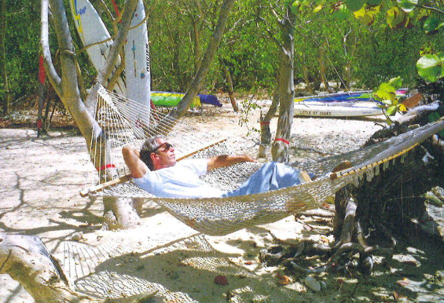 Jeffrey Epstein descansa en una hamaca en una foto incluida en un libro que le regalaron cuando cumplió 50 años. El Comité de Supervisión de la Cámara hizo público el libro el lunes por la noche