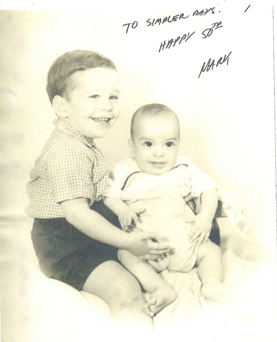 Una foto de dos niños que parecen ser Jeffrey Epstein y su hermano menor, Mark. La imagen está firmada: “Brindemos por los días más sencillos. Felices 50. Mark”