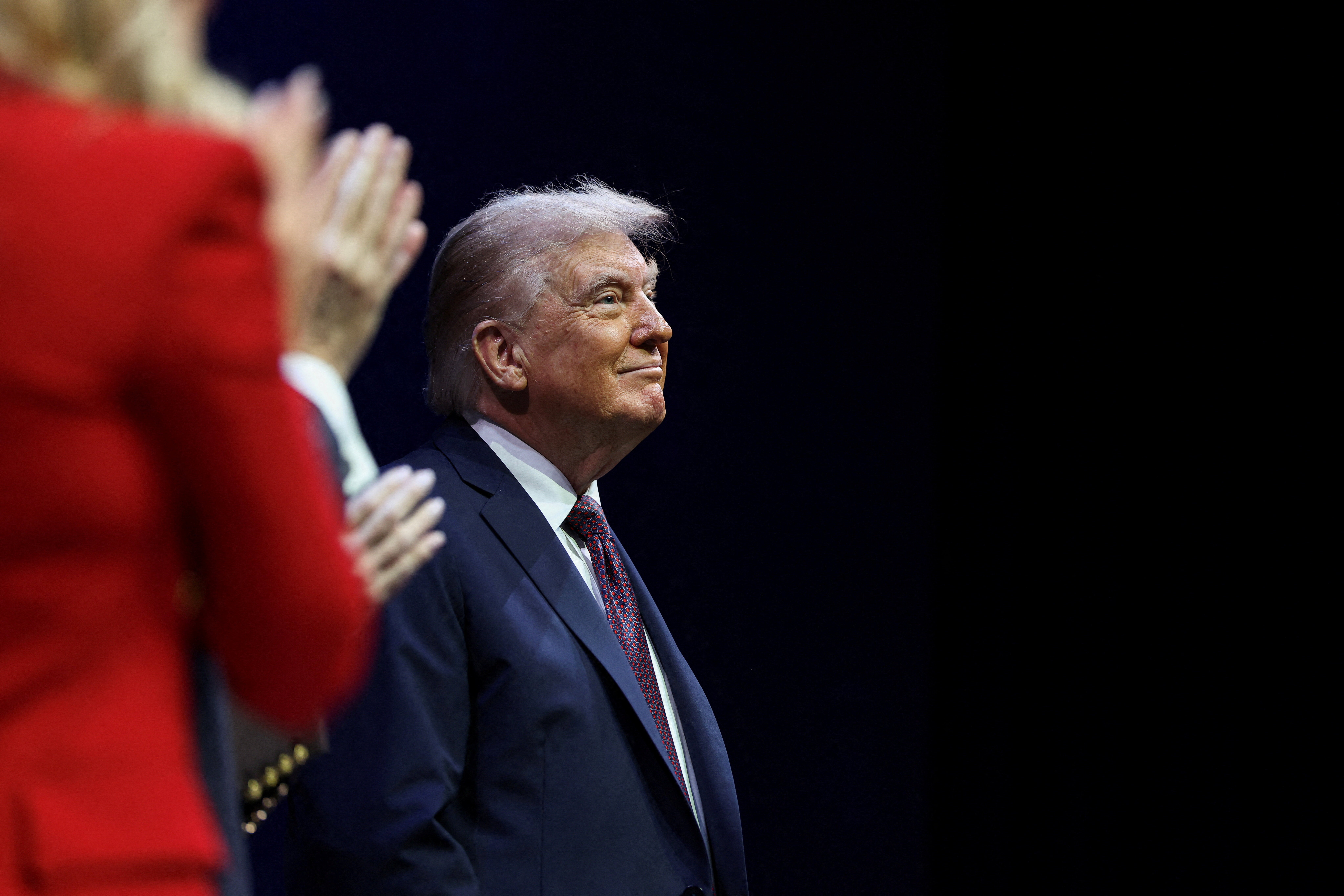 Trump declinó hacer comentarios sobre la supuesta nota de cumpleaños, mientras que la secretaria de Prensa de la Casa Blanca, Karoline Leavitt, escribió que “toda la noticia de la ‘tarjeta de cumpleaños’ es falsa”