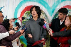 Influencer que voló a Antártica dona 30.000 dólares a fundación y debe dejar Chile en próximos días