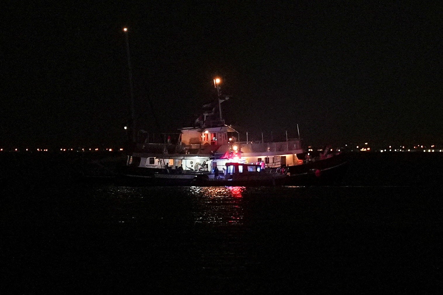 Un buque de la Global Sumud Flotilla flota en las aguas mientras barcos de la Guardia Nacional Marítima tunecina realizan una inspección en Sidi Bou Said, Túnez, el 9 de septiembre