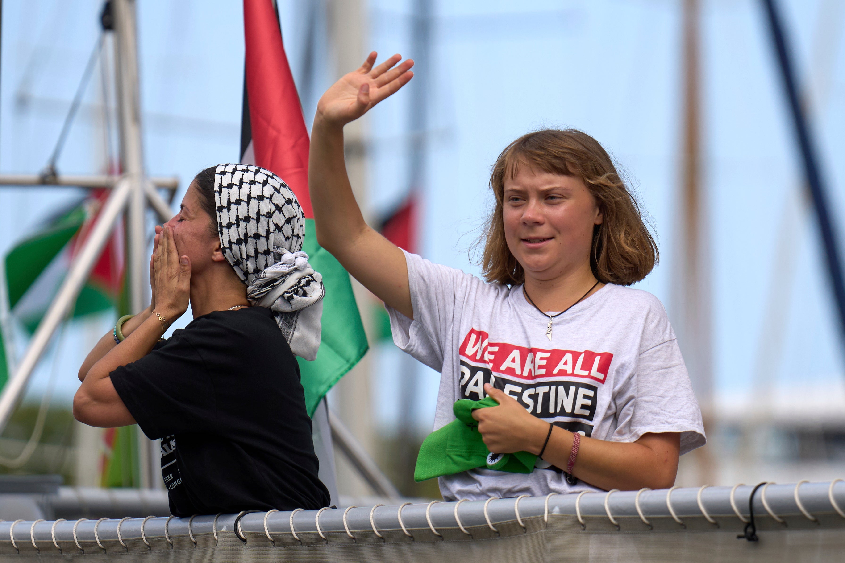 Greta Thunberg saluda desde un barco que participa en una flotilla civil con destino a Gaza, cuyo objetivo es romper el bloqueo israelí y entregar ayuda humanitaria