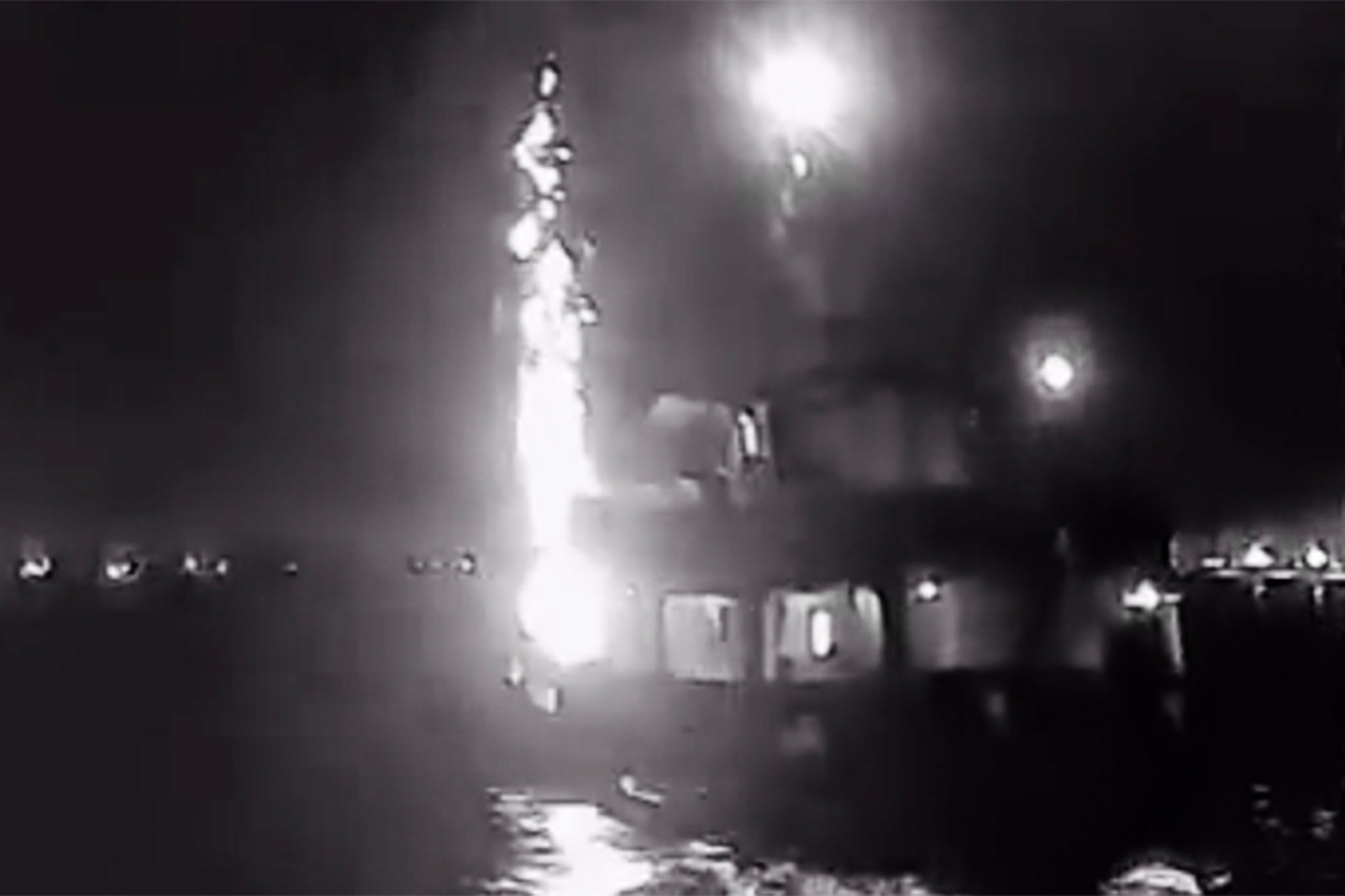 El grupo afirmó que el “Family Boat” fue alcanzado en la noche del lunes