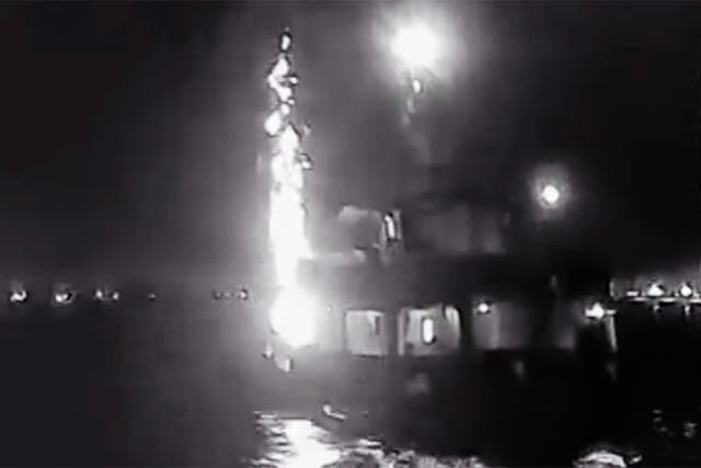 <p>Captura de pantalla de una grabación en la que supuestamente se ve un ataque con drones que aterriza a bordo de un buque de la Global Sumud Flotilla</p>