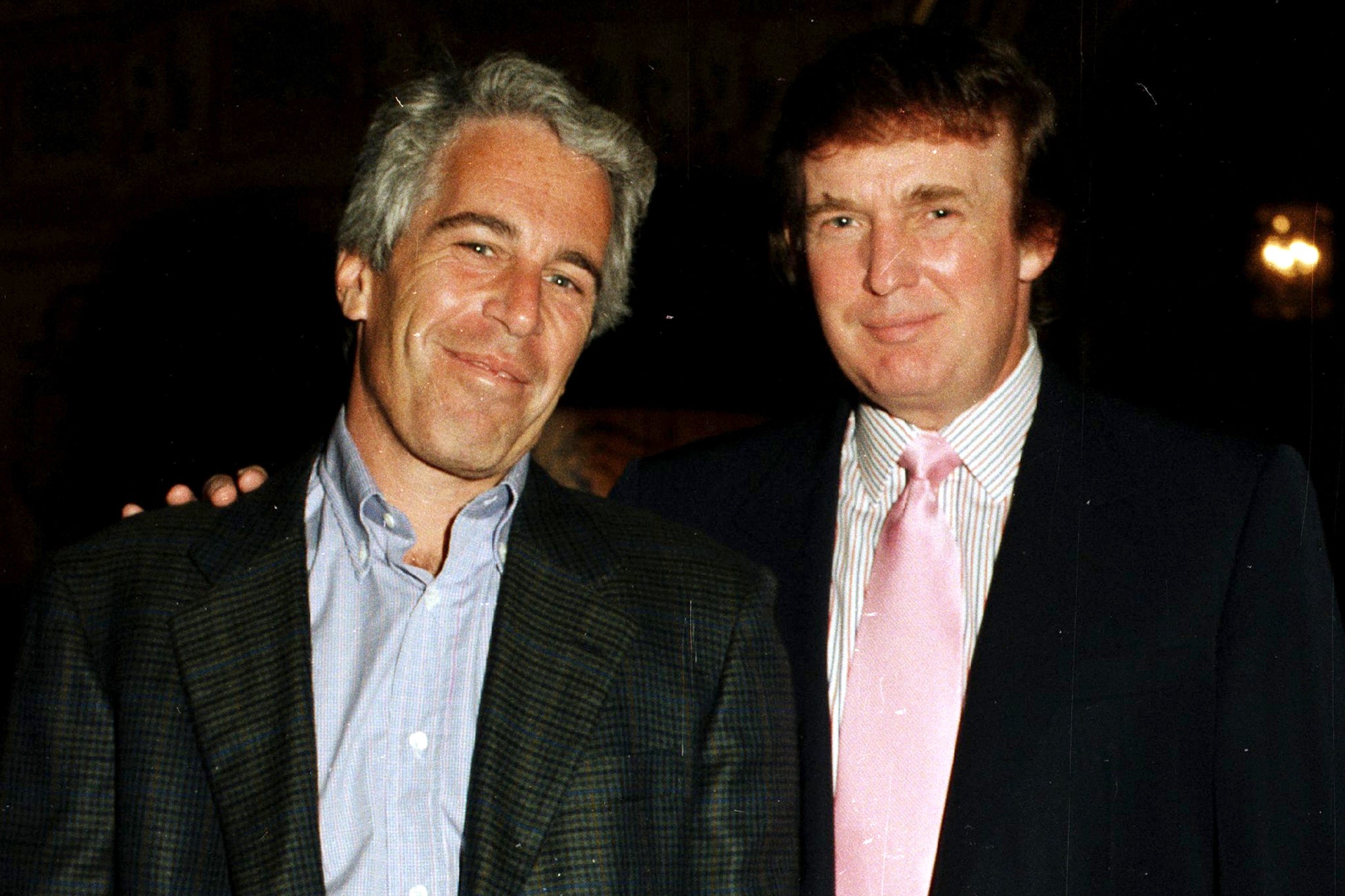 El pedófilo condenado Jeffrey Epstein aseguró en correos privados que Donald Trump “sabía sobre las chicas”, según los demócratas del Comité de Supervisión de la Cámara de Representantes