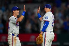 Helman conecta jonrón de dos carreras y evita otro en triunfo 5-4 de Rangers ante Cerveceros