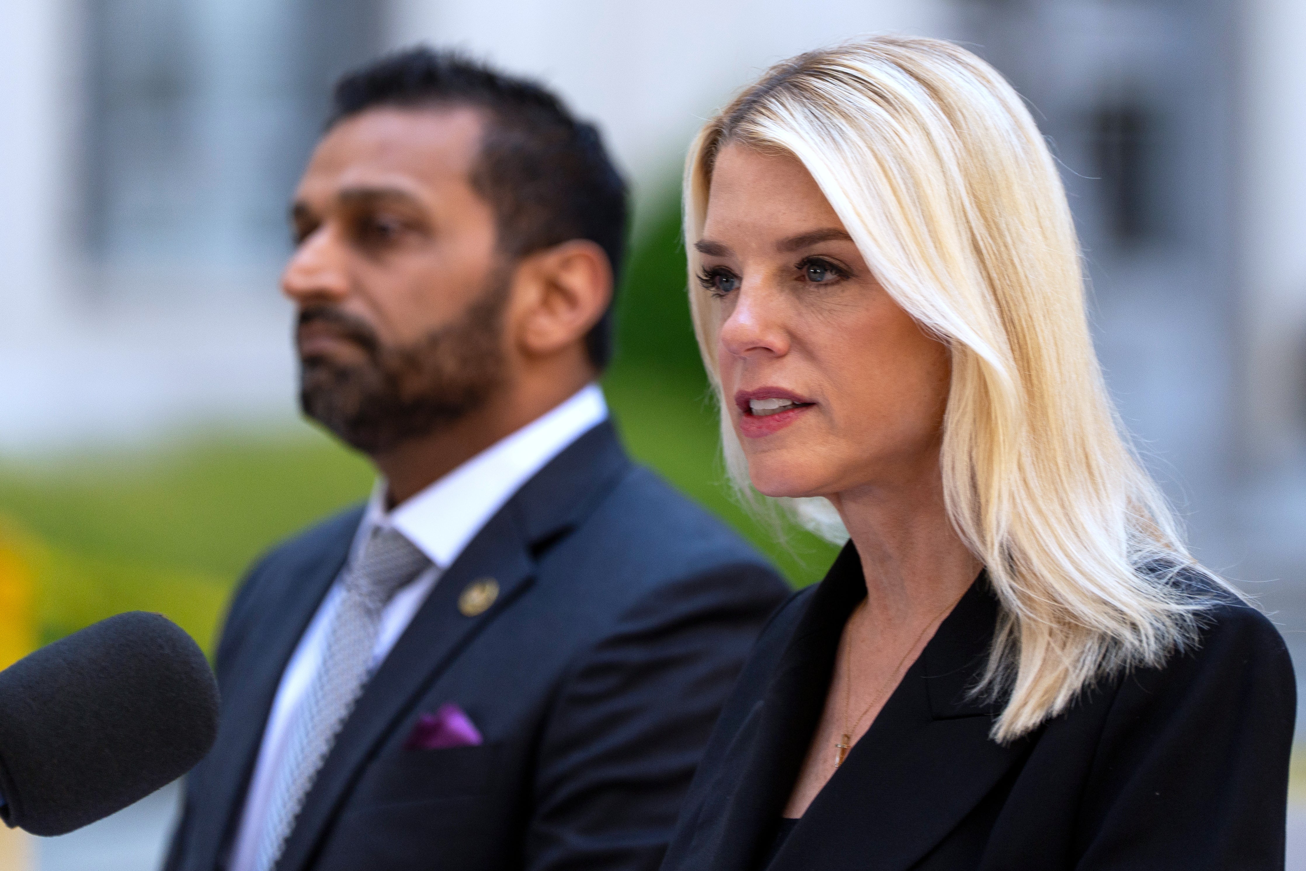 La fiscal general Pam Bondi y el director del FBI Kash Patel habrían estado en desacuerdo con respecto a las consecuencias del caso Epstein
