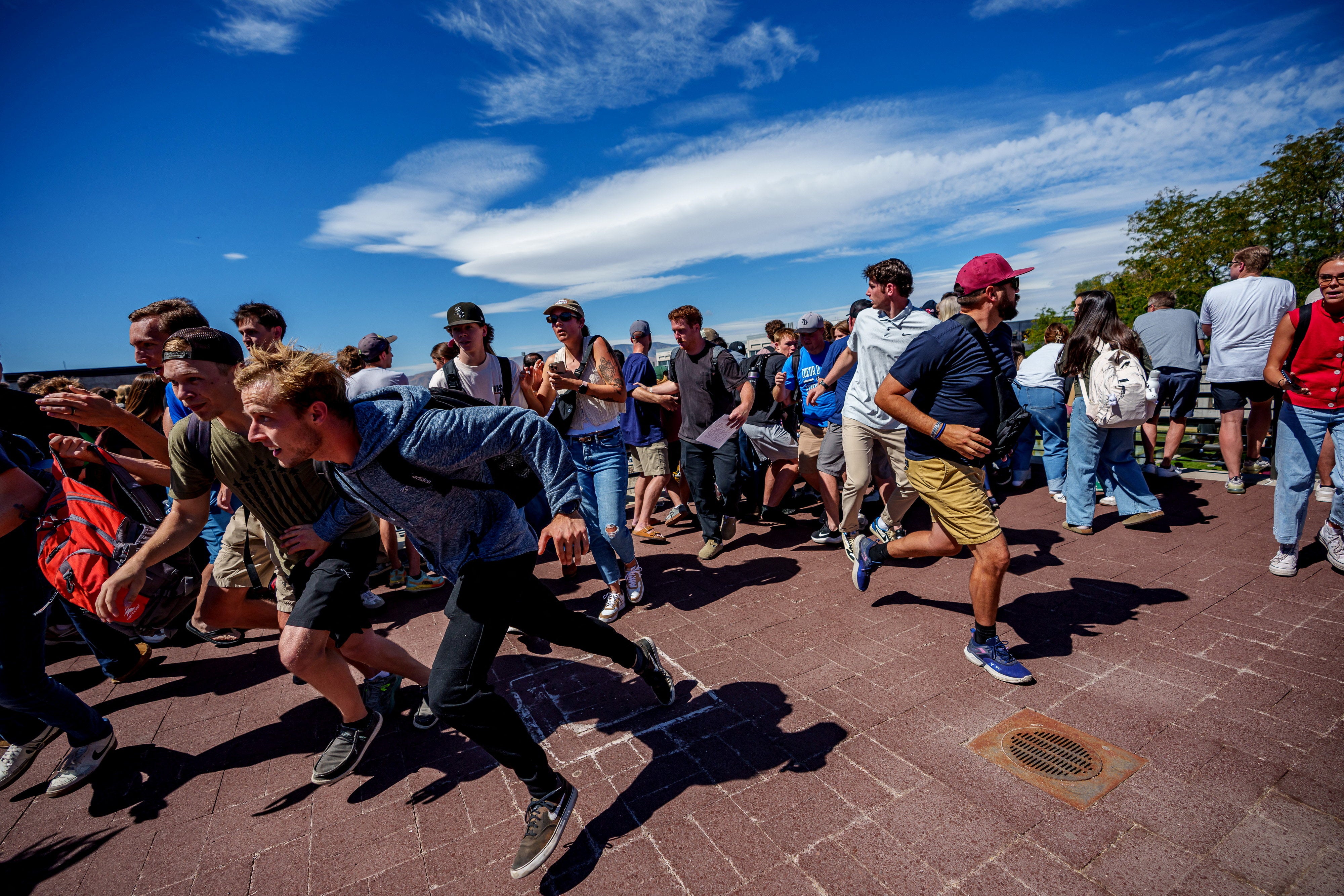 Una multitud que presenciaba el discurso de Kirk en la Universidad de Utah Valley huyó del lugar después de que se efectuara un único disparo contra el activista de derechas el 10 de septiembre