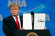La firma de Trump, símbolo de poder presidencial, bajo escrutinio por el caso Epstein