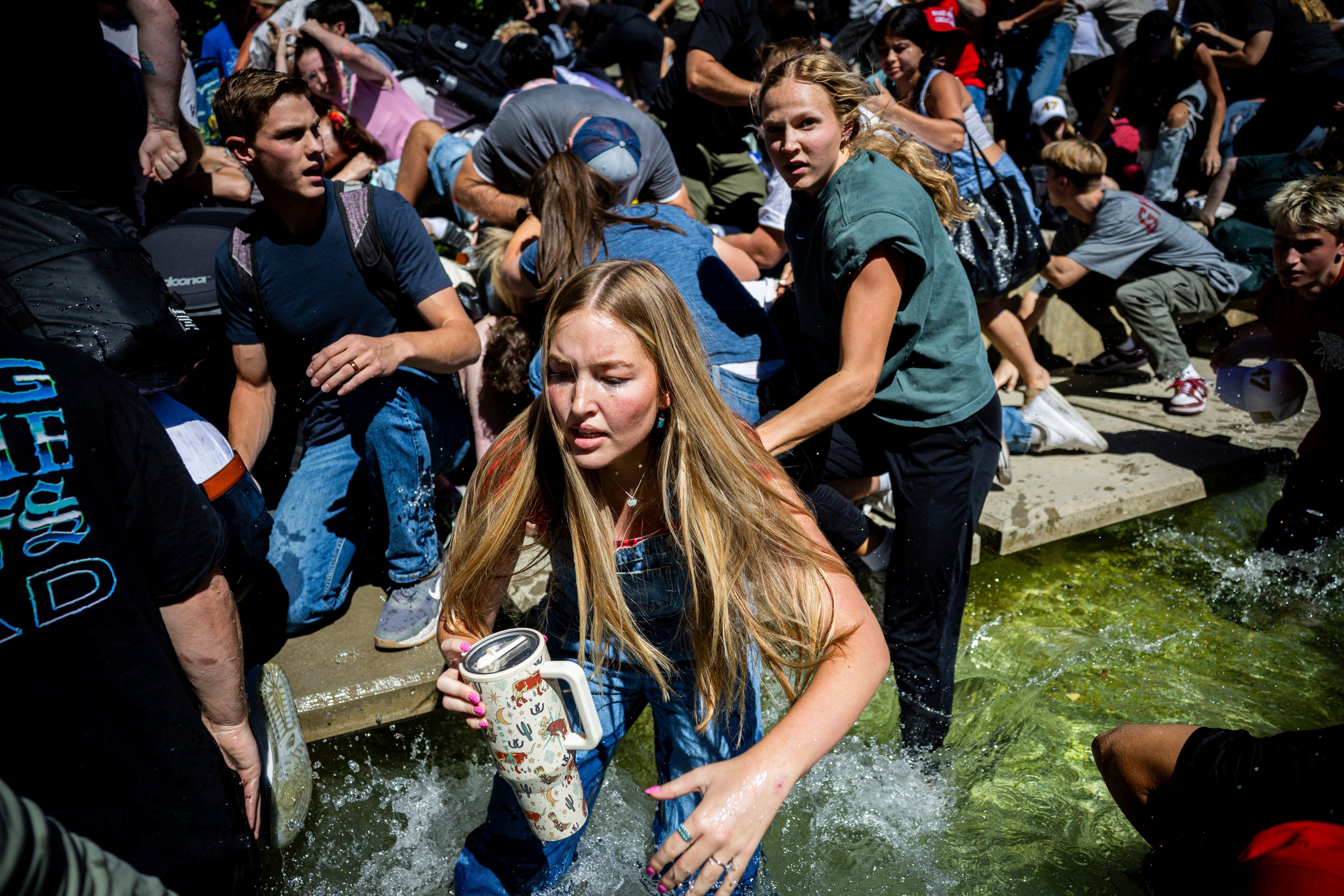 La multitud se dispersó presa del pánico en el campus de Orem después de que Kirk recibiera el disparo