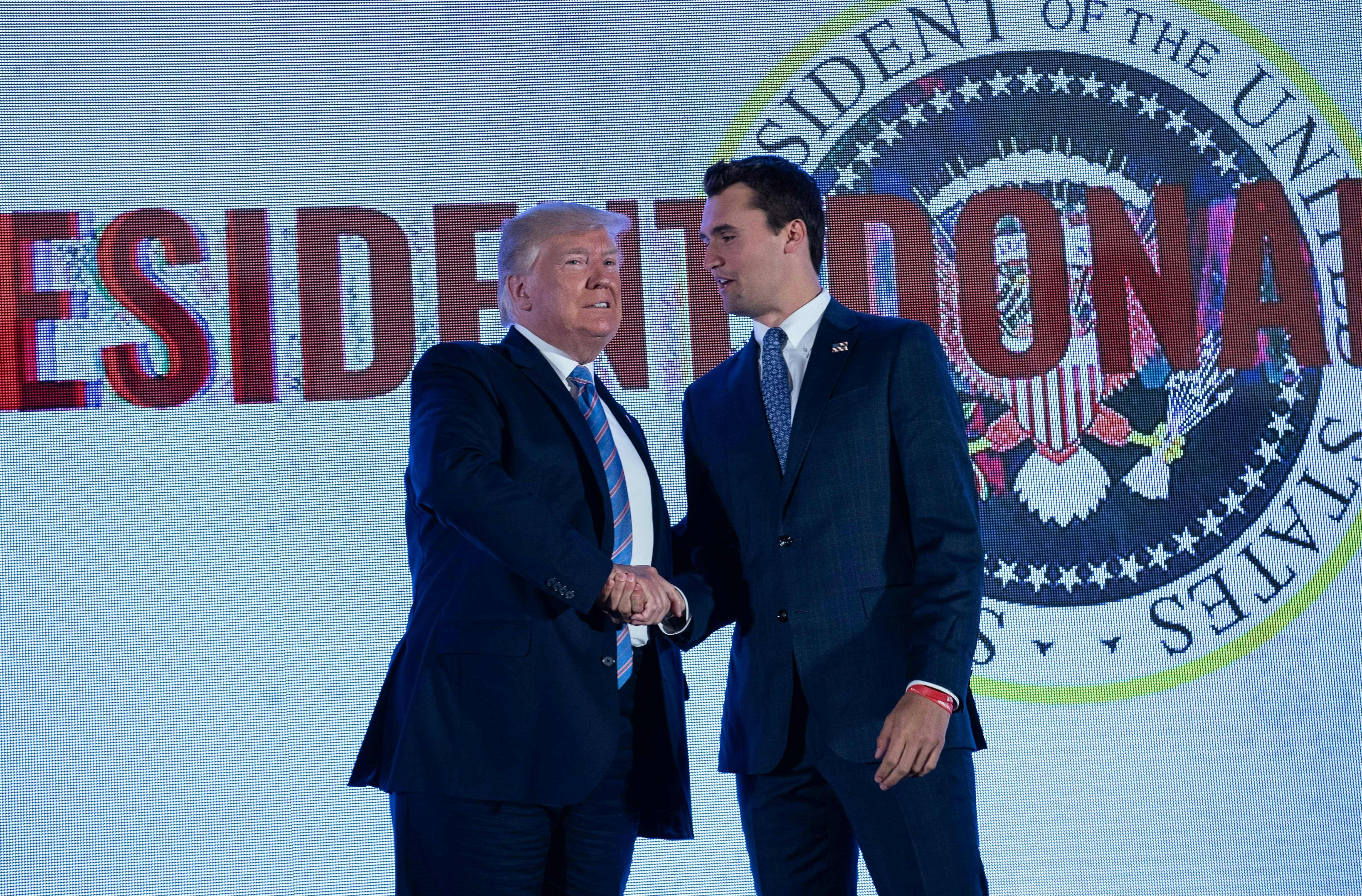 Kirk era un aliado cercano del presidente Donald Trump, aquí fotografiado antes de intervenir en la Cumbre de Acción Estudiantil para Adolescentes de Turning Point USA en Washington D. C., en julio de 2019