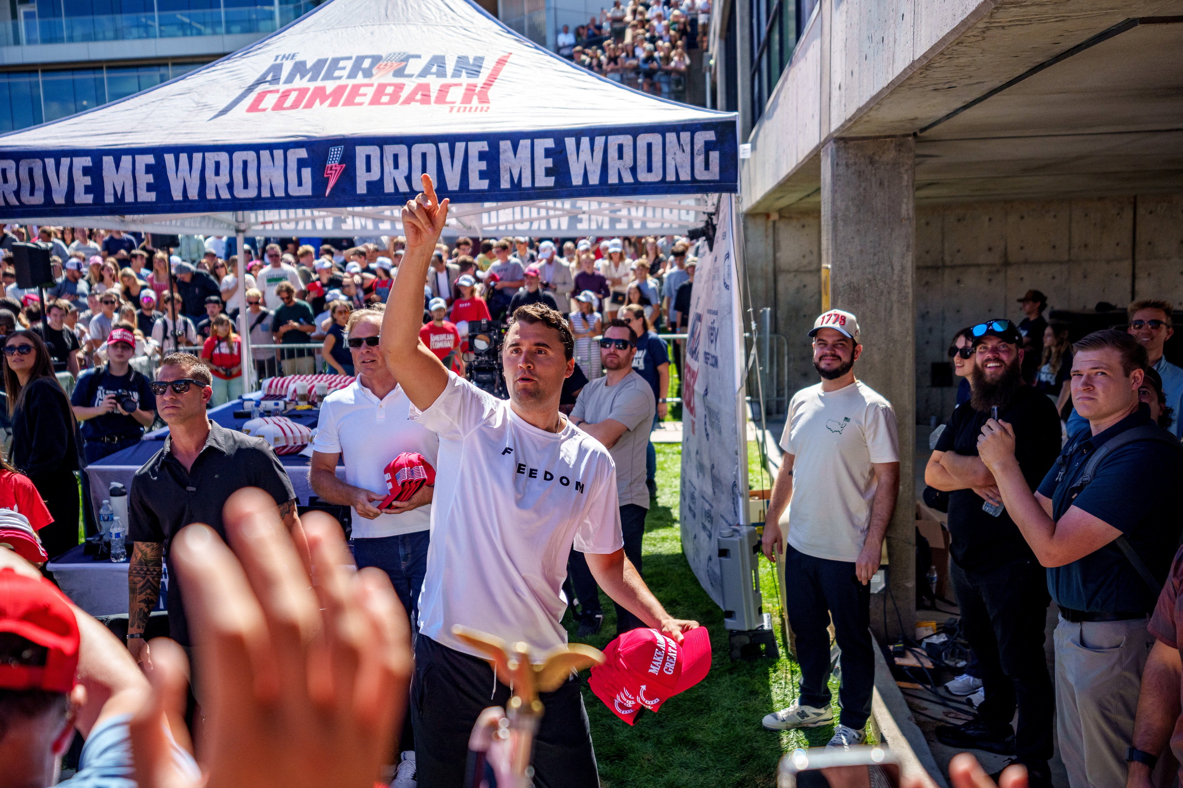 El activista conservador Charlie Kirk, visto aquí el miércoles, momentos antes de recibir un disparo en el cuello