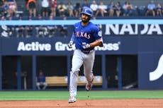Marcus Semien, aún espera jugar esta temporada con los Rangers tras lesión en el pie
