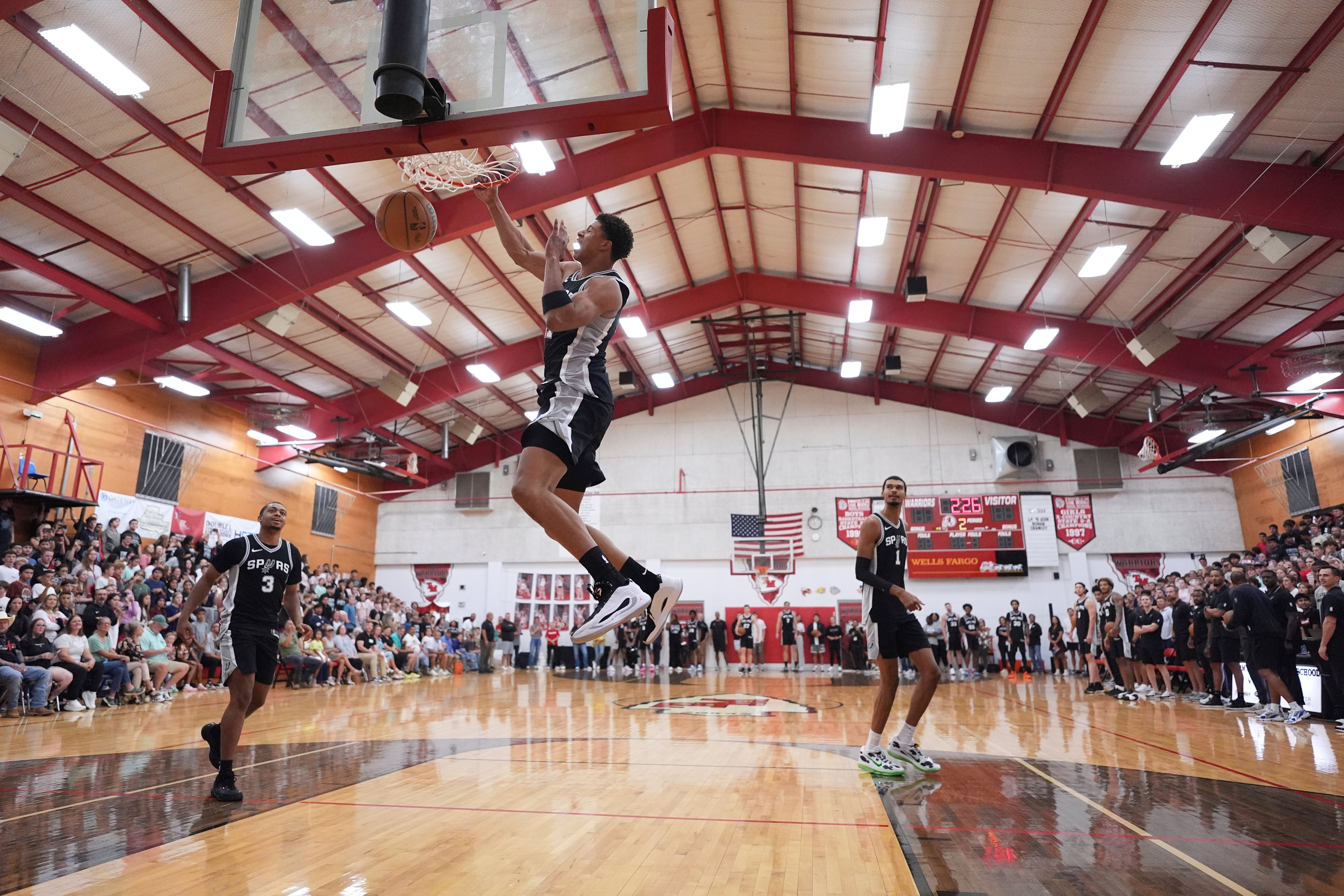 Spurs visitan a estudiantes del centro de Texas tras inundaciones mortales