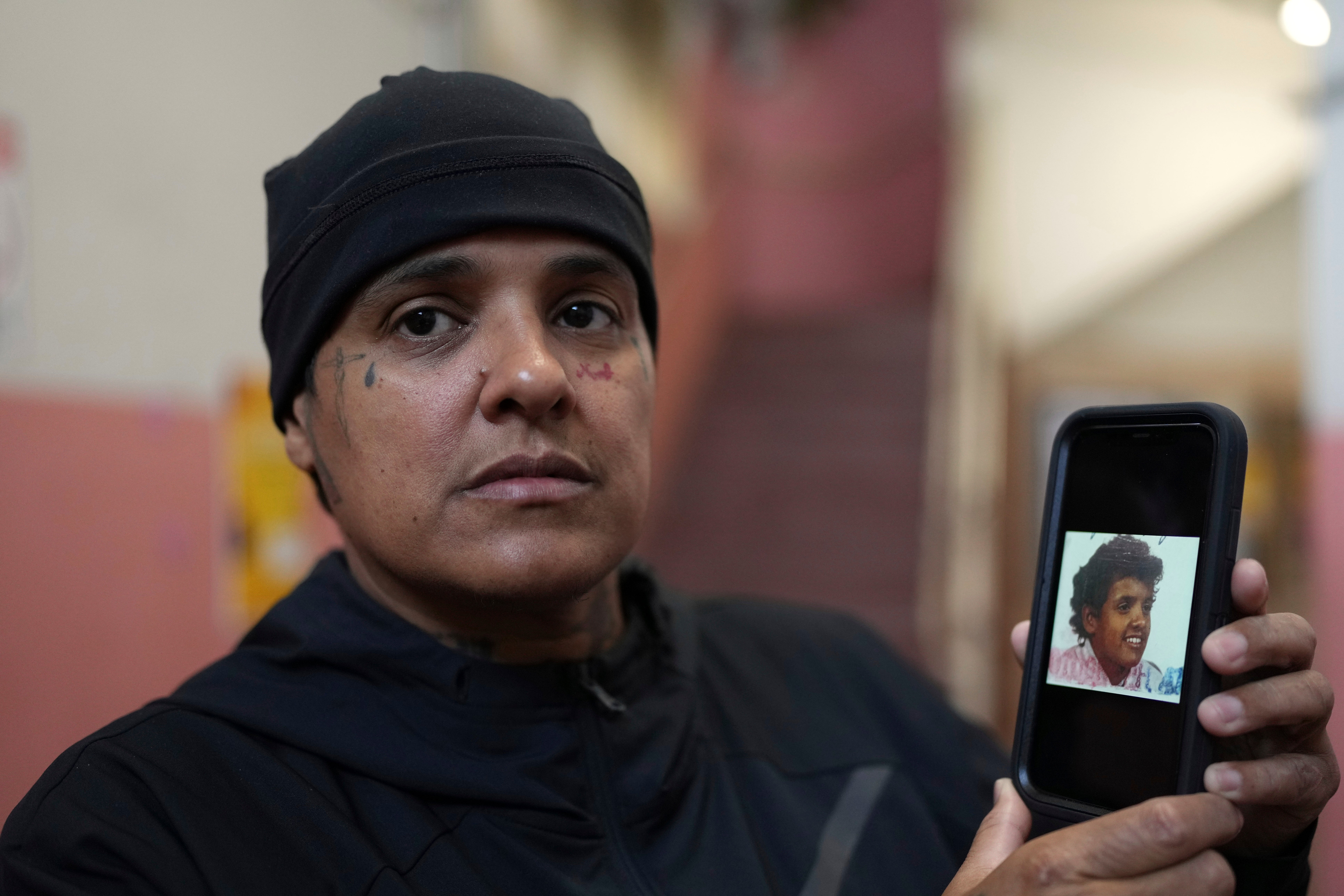 ICE deporta a brasileña adoptada de niña por un agresor sexual en EE. UU.