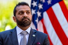 Tres exmiembros del FBI demandan a Patel, alegando que cedió a la "campaña de represalias" de Trump