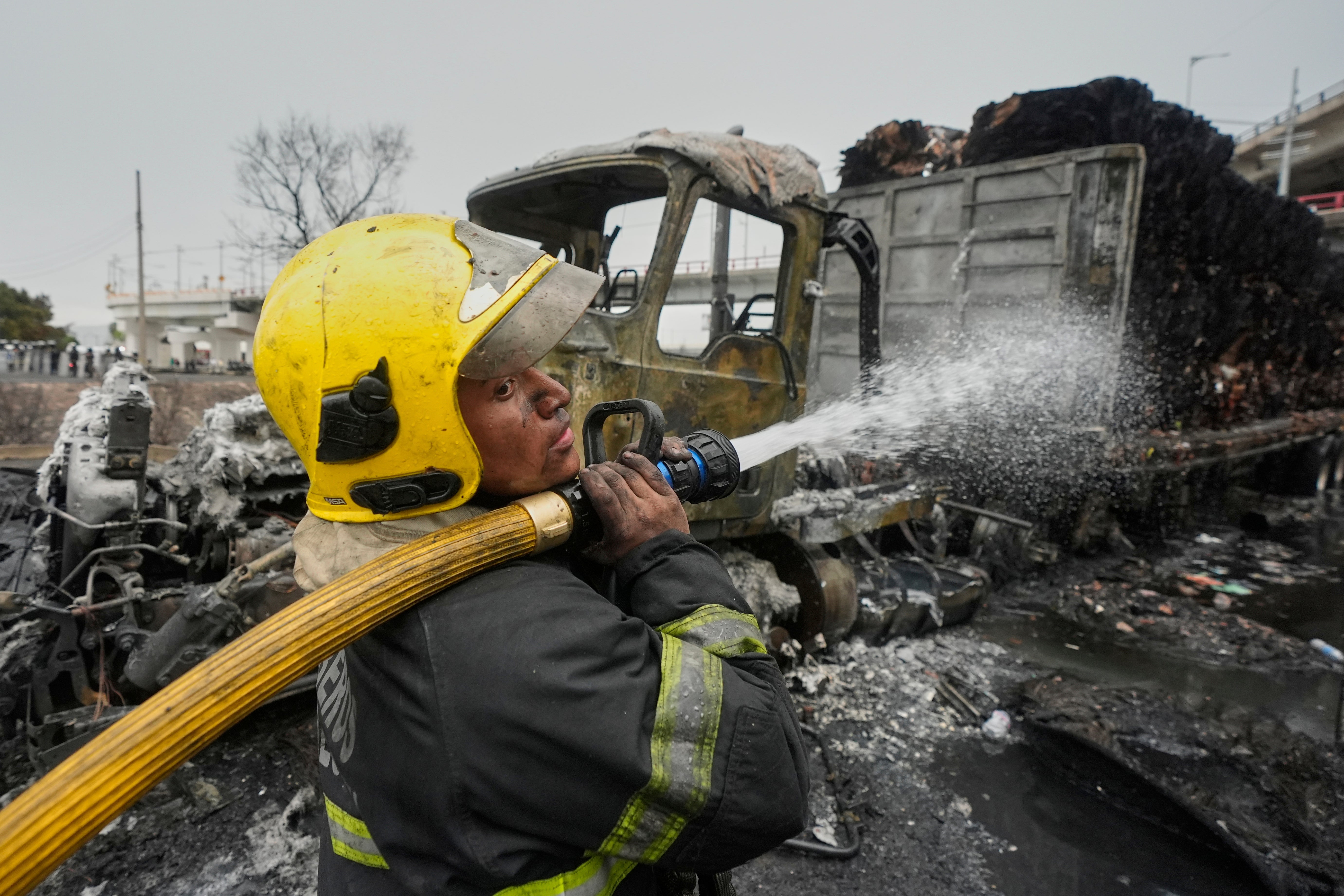Investigan la explosión mortal de un camión cisterna de gas en Ciudad de México