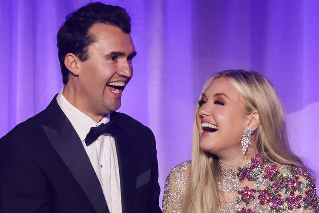 <p>Charlie Kirk con su esposa, Erika Kirk, celebrando la toma de posesión de Trump en Washington, D. C., en enero</p>