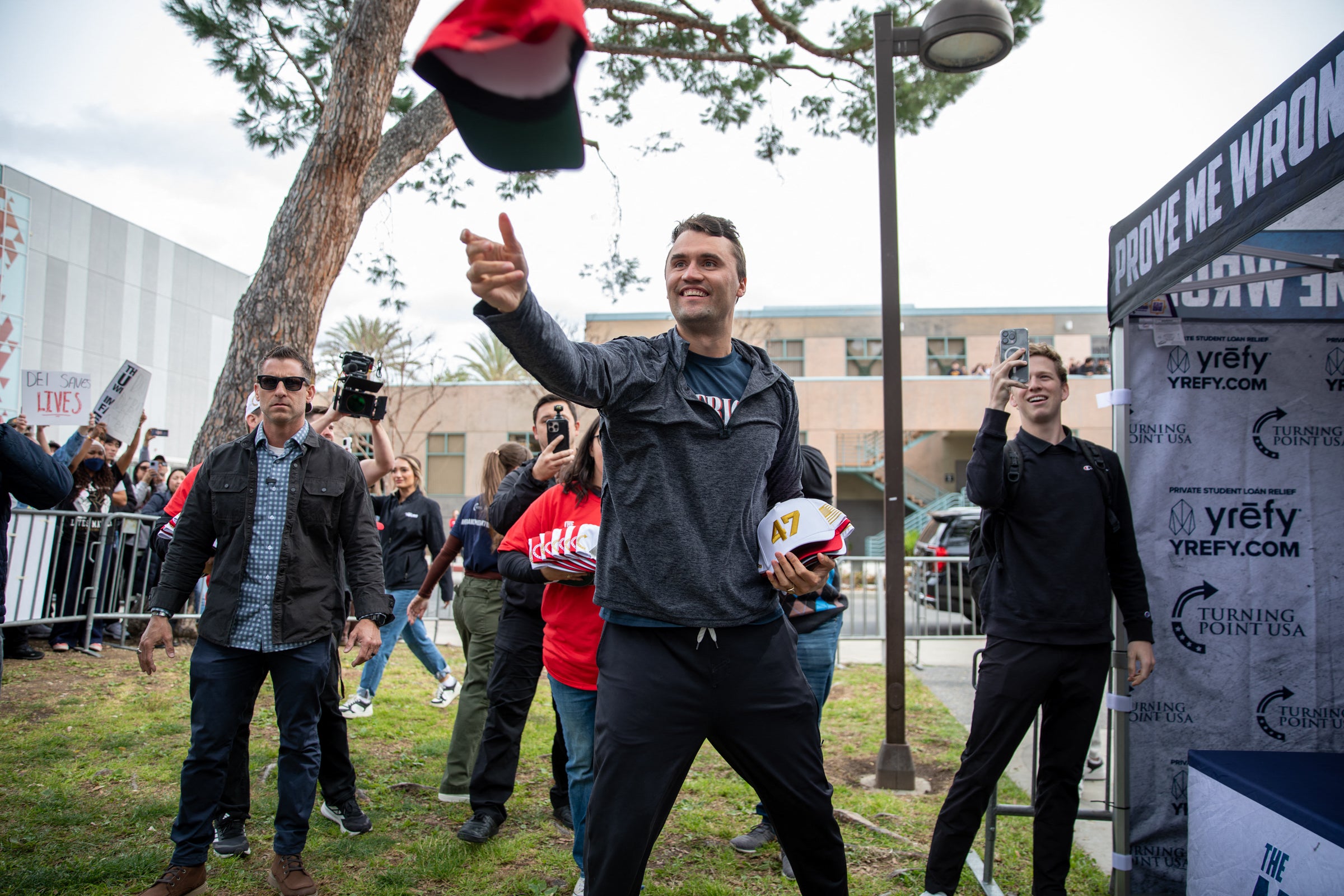Kirk estaba celebrando un acto de preguntas y respuestas con estudiantes de la Universidad de Utah Valley cuando fue alcanzado por un único disparo