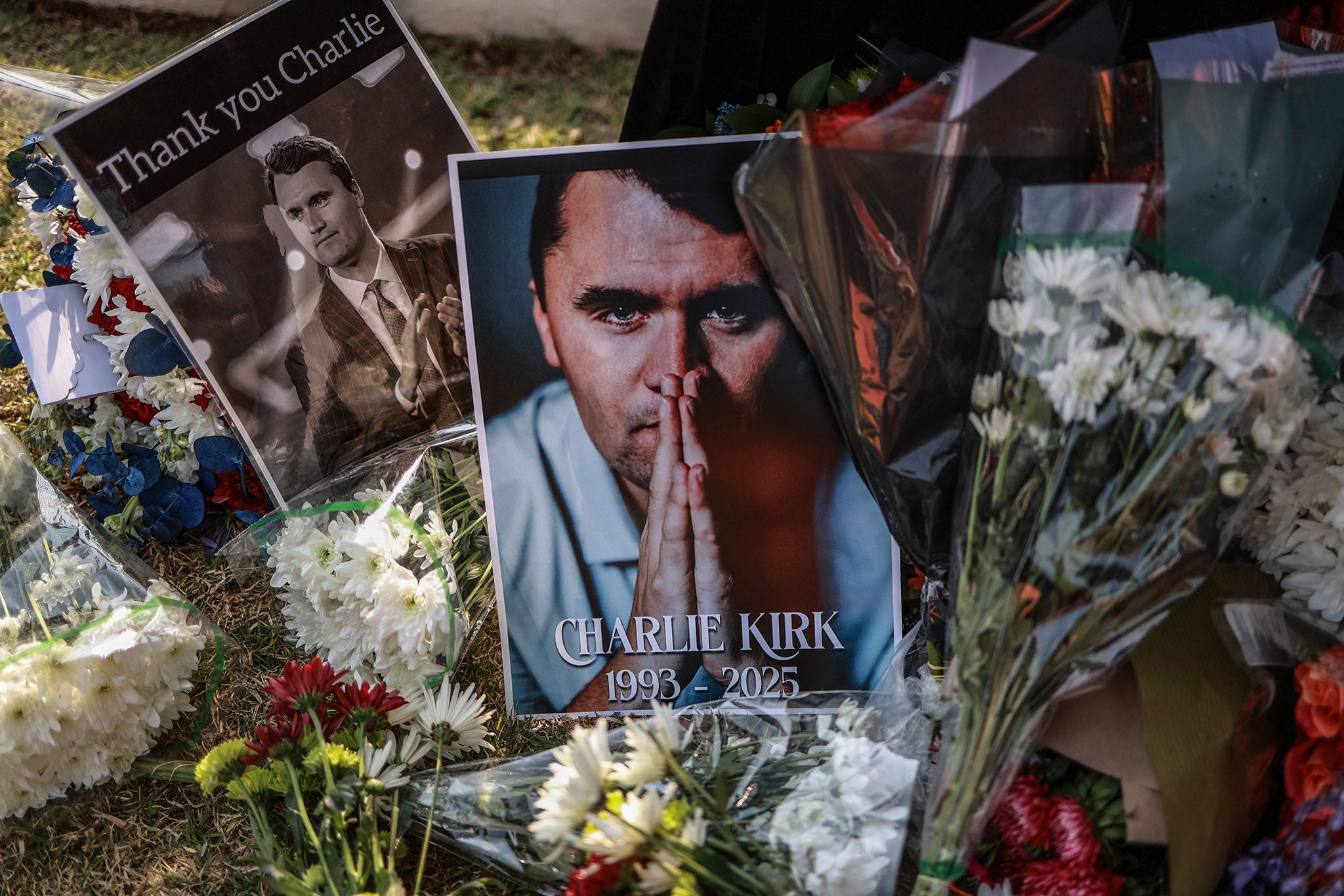 Kirk, de 31 años, estaba dando un discurso en el campus de la Universidad de Utah Valley, en Orem, el miércoles por la tarde, cuando un francotirador situado en un tejado cercano le disparó en el cuello
