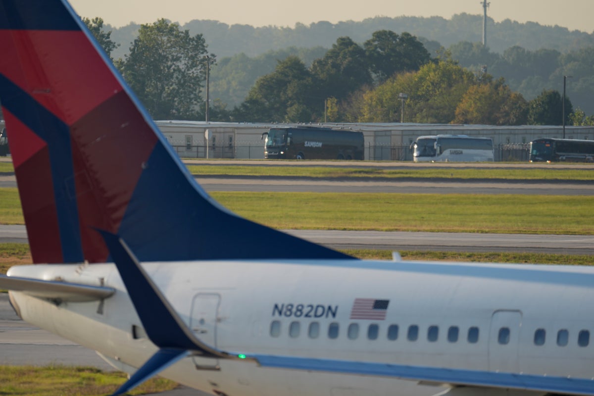 Trabajadores surcoreanos detenidos en redada migratoria viajan a Atlanta para regresar a casa