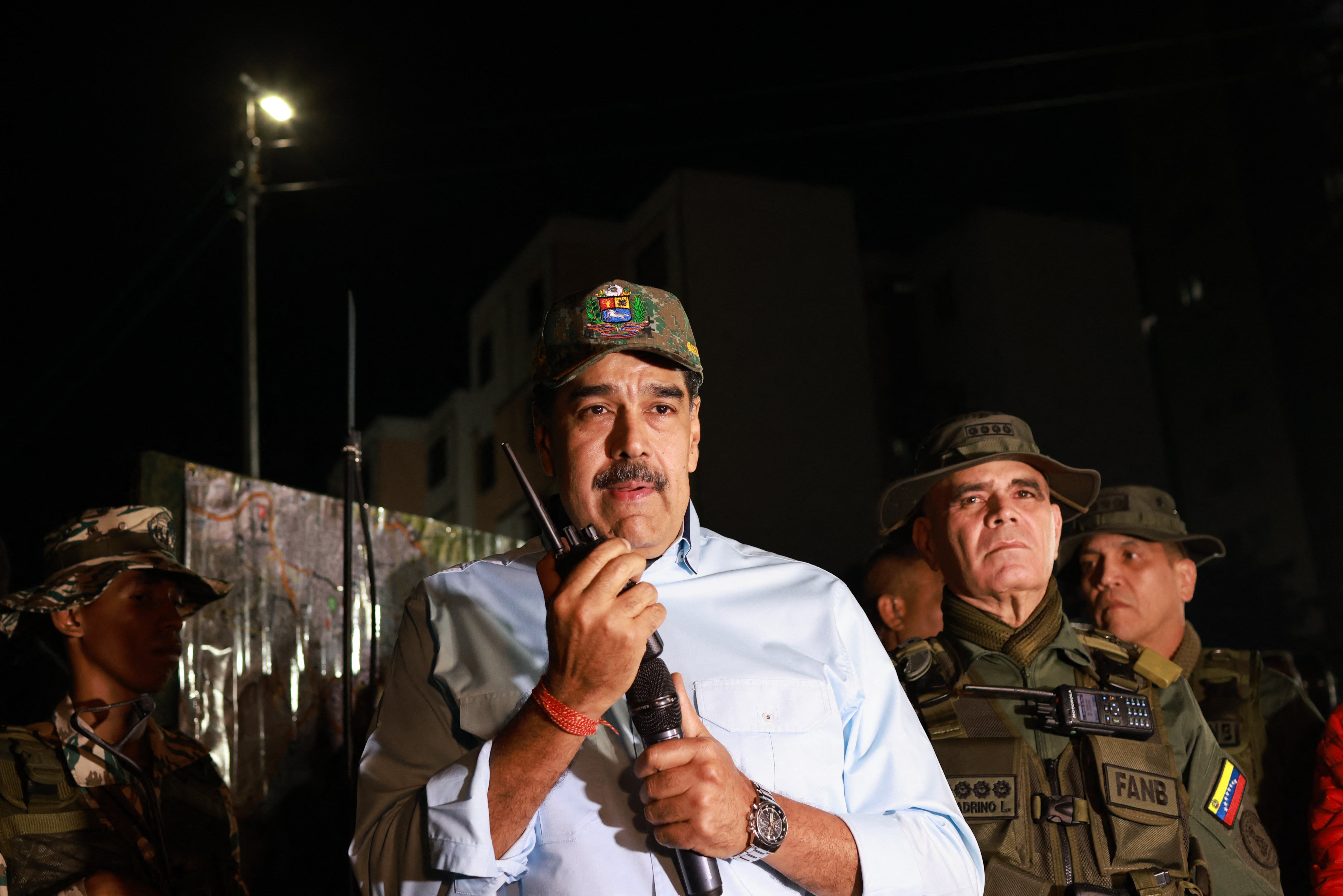Flanqueado por su ministro de Defensa, el presidente de Venezuela, Nicolás Maduro,elevó las apuestas en una transmisión de televisión estatal el jueves por la mañana y dijo que el país estaba “listo para una lucha armada”
