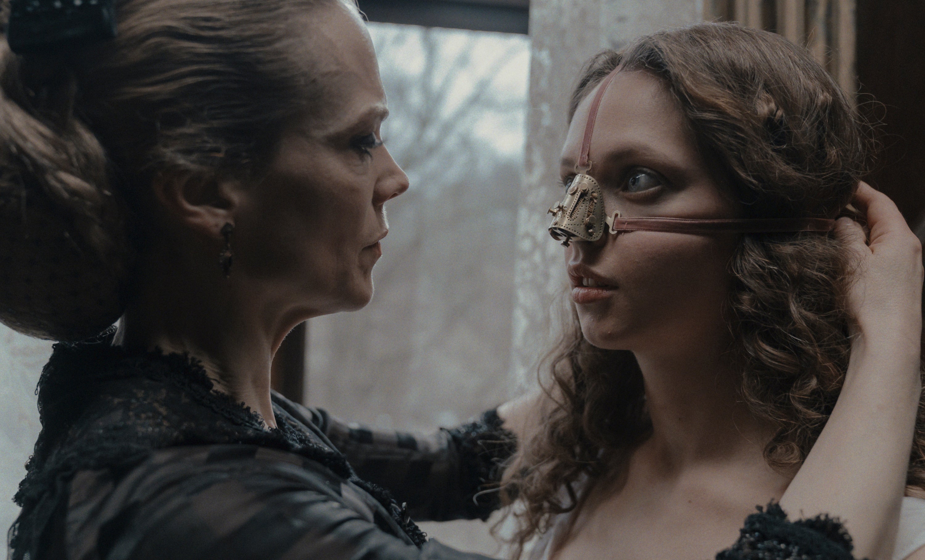 La sed de belleza y el terror corporal son llevados al extremo en “La hermanastra fea”