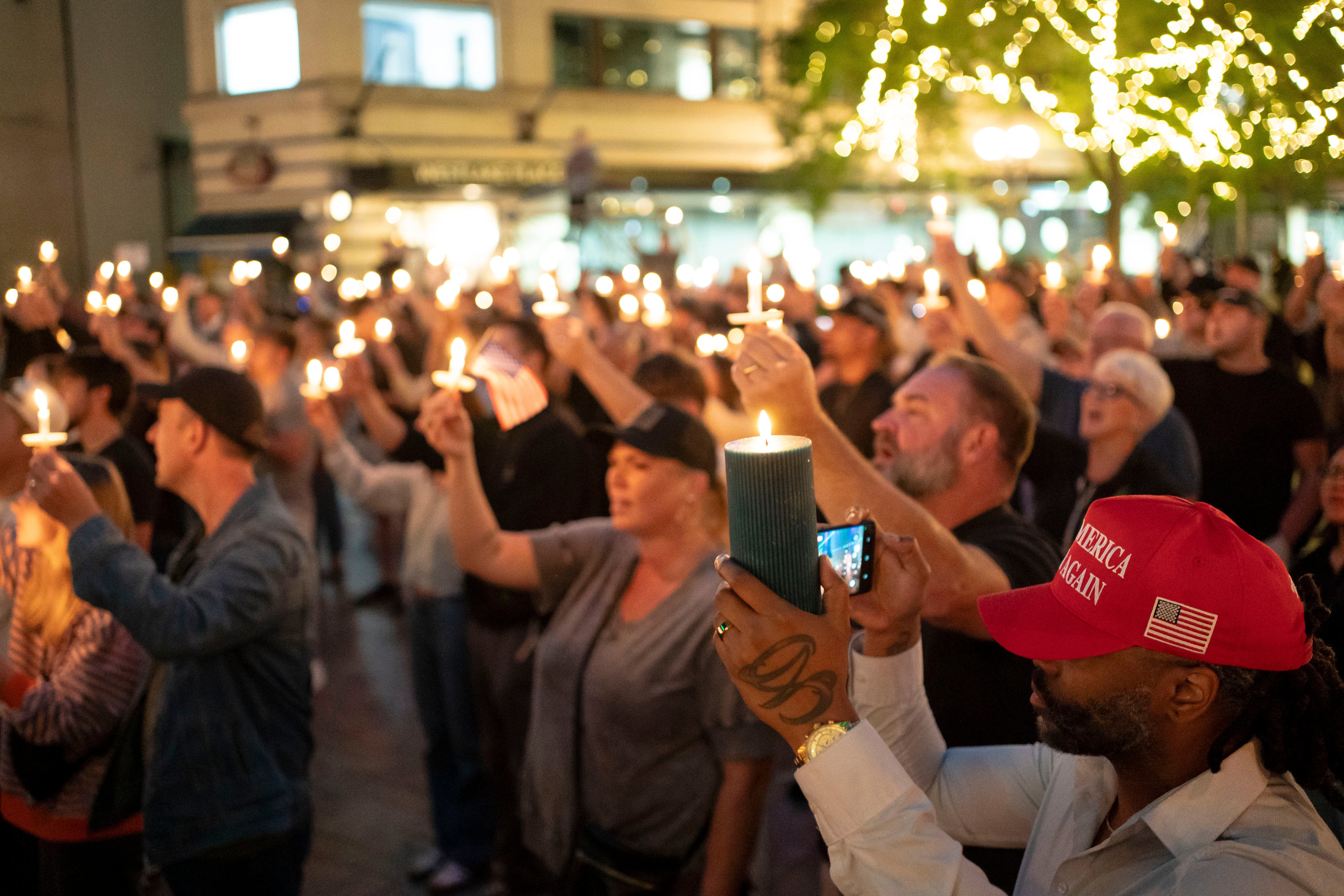 Dolientes en Seattle, Washington, celebran una vigilia con velas por Kirk el miércoles por la noche