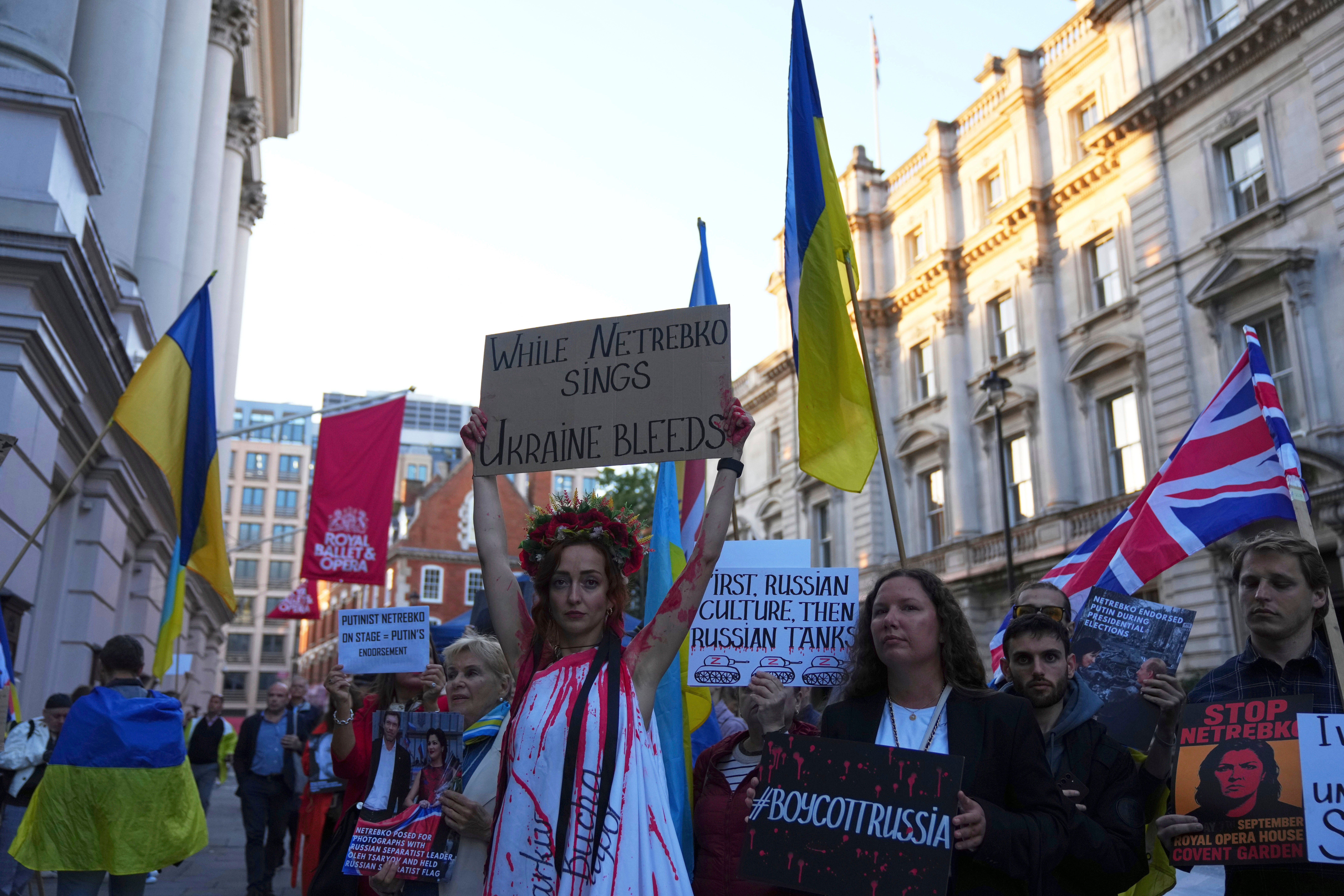 LONDRES-SOPRANO RUSA-PROTESTA