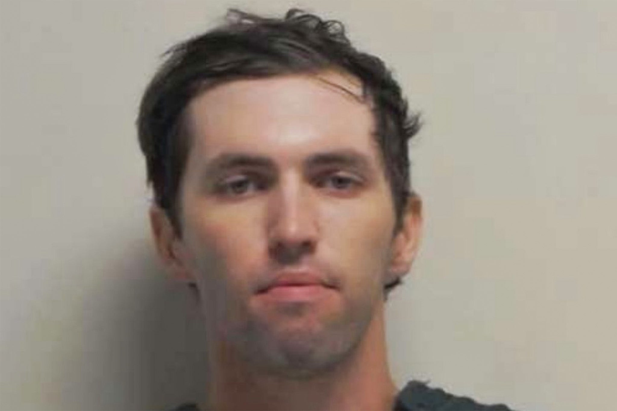 Hay un sospechoso bajo custodia que fue identificado como Tyler Robinson, de 22 años