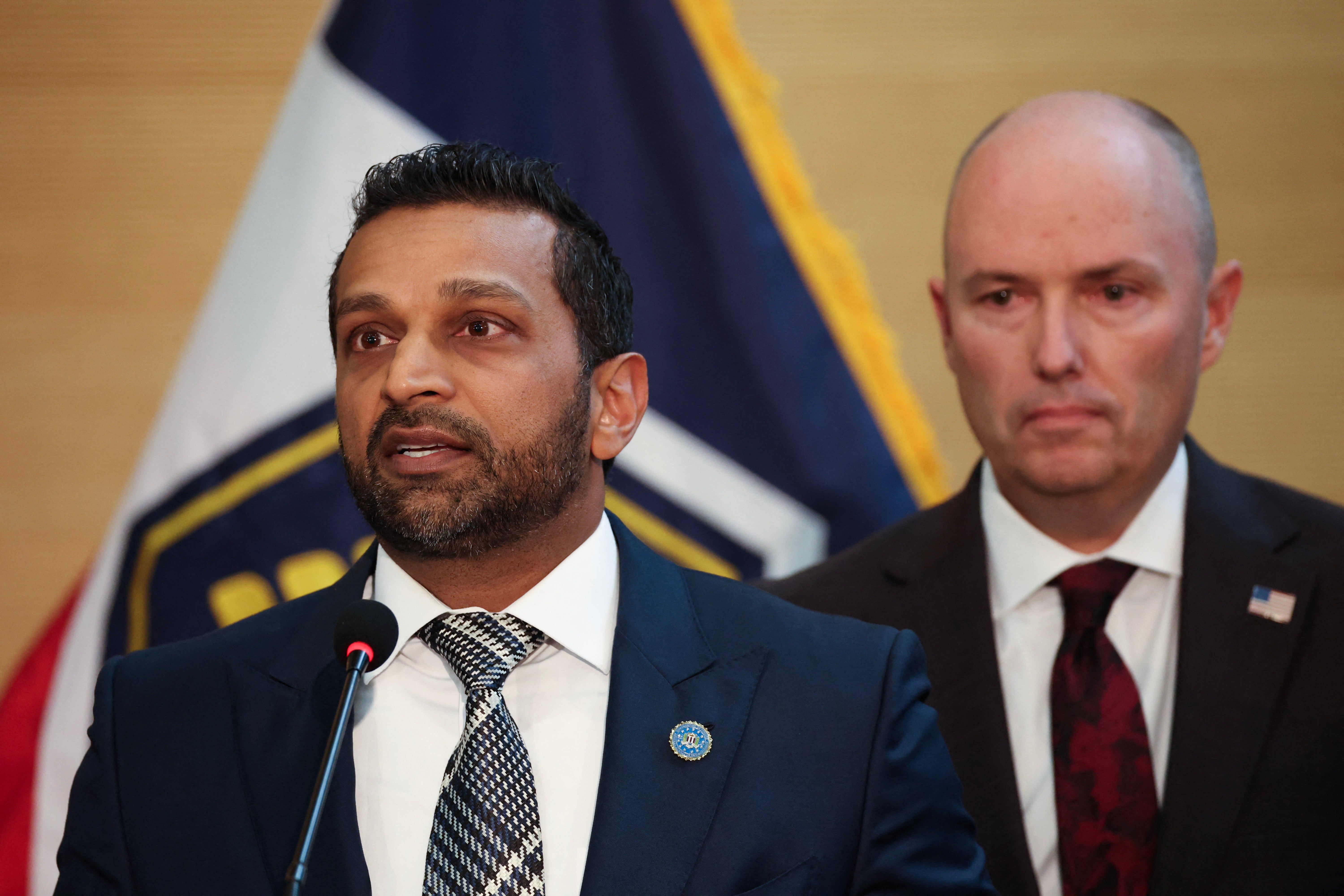 El director del FBI, Kash Patel, y el gobernador de Utah, Spencer Cox, encabezaron la rueda de prensa del viernes, en la que expresaron su desaprobación hacia la violencia política contra Charlie Kirk