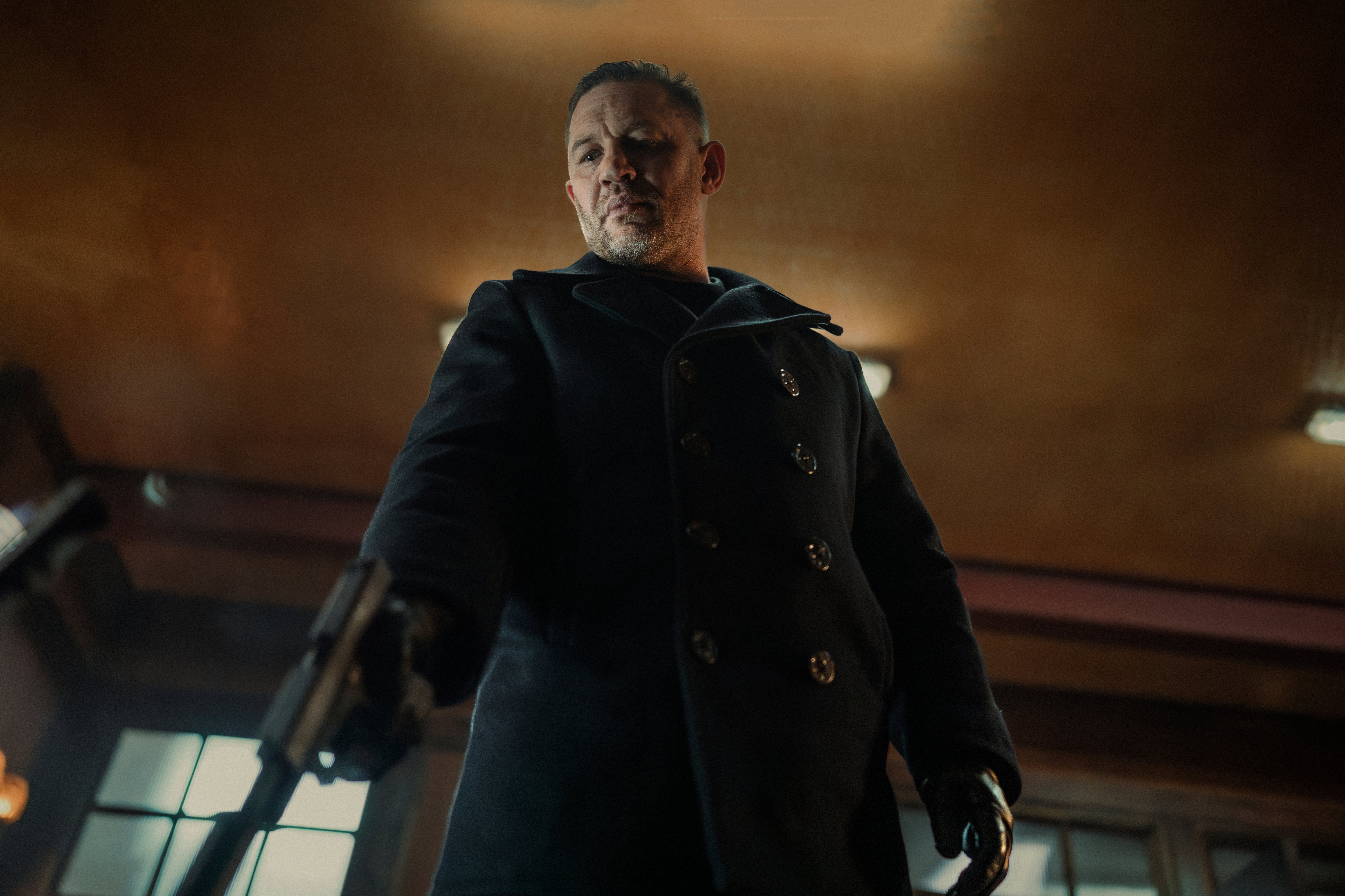 Hardy interpreta al formidable “hombre para todo” Harry Da Souza en ‘Mobland’, junto a Pierce Brosnan y Helen Mirren