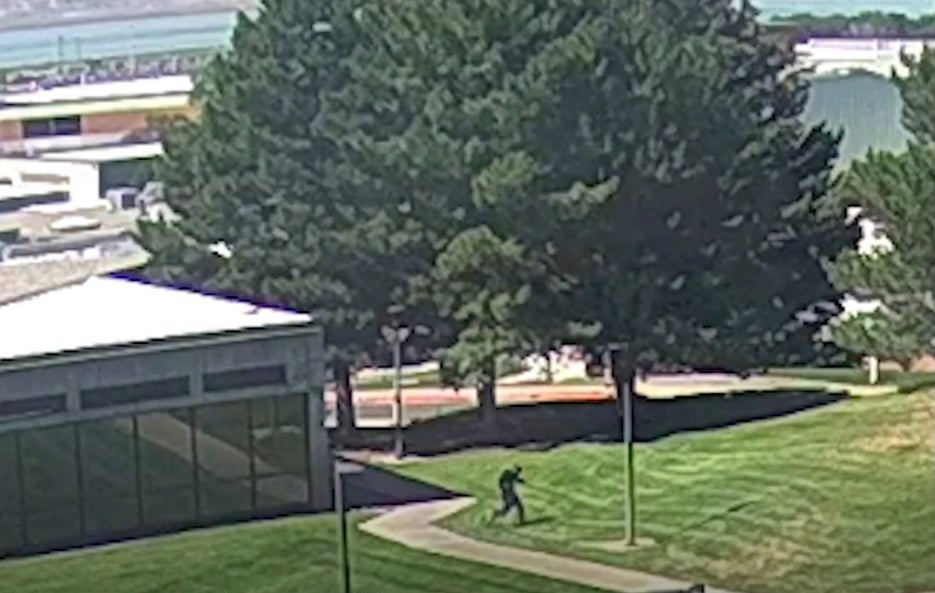 Las autoridades compartieron un video del sospechoso no identificado saltando desde el tejado de un edificio del campus y huyendo de la escena