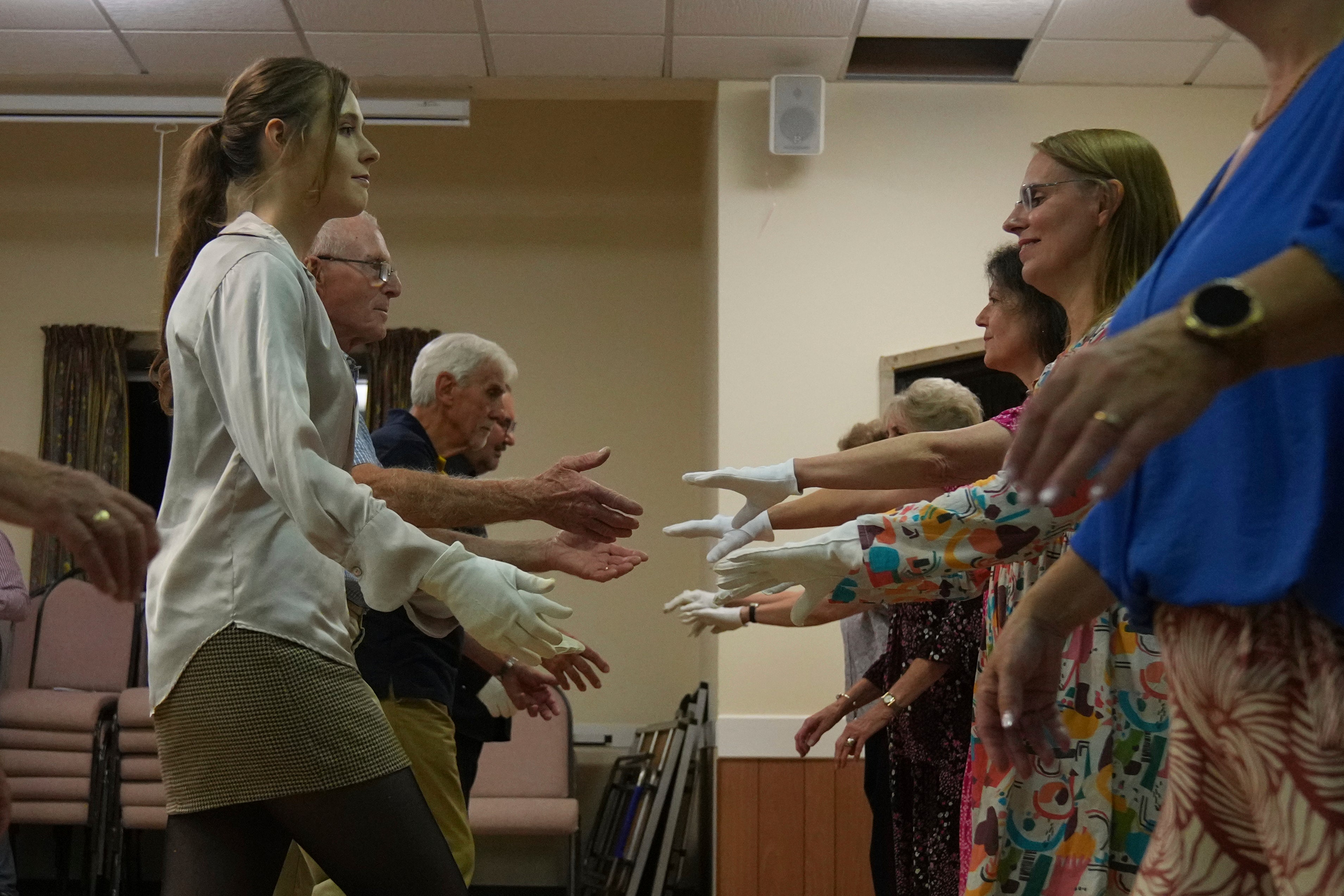 Fans de Jane Austen celebran 250 años de su nacimiento con bailes y disfraces