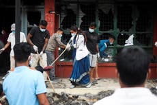 Jóvenes de Nepal limpian calles tras días de disturbios violentos