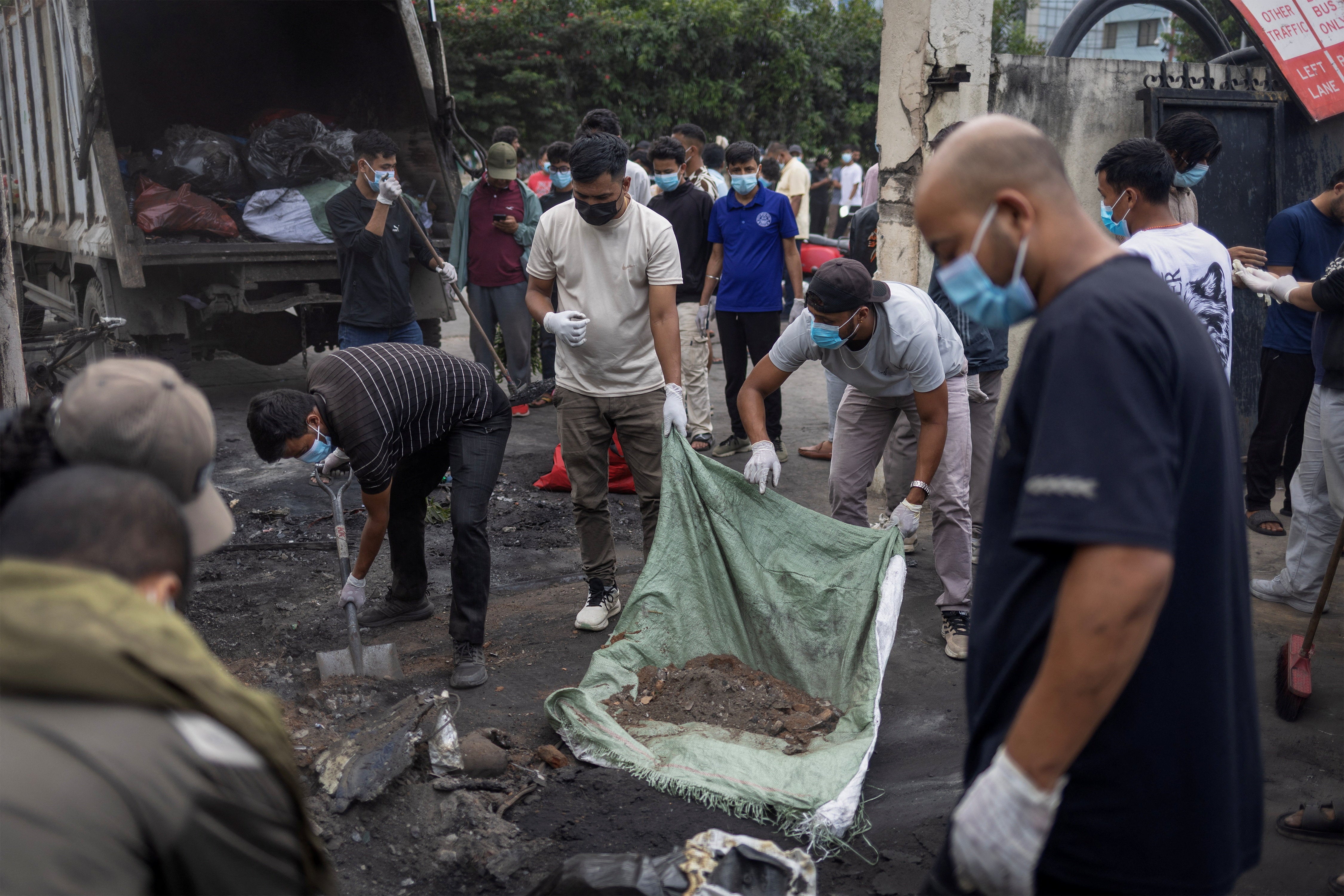 Varias personas limpian las oficinas del Departamento de Gestión del Transporte durante el toque de queda