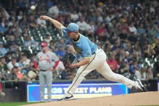 Quinn Priester logra su 12ª victoria consecutiva y Cerveceros derrotan 8-2 a Cardenales