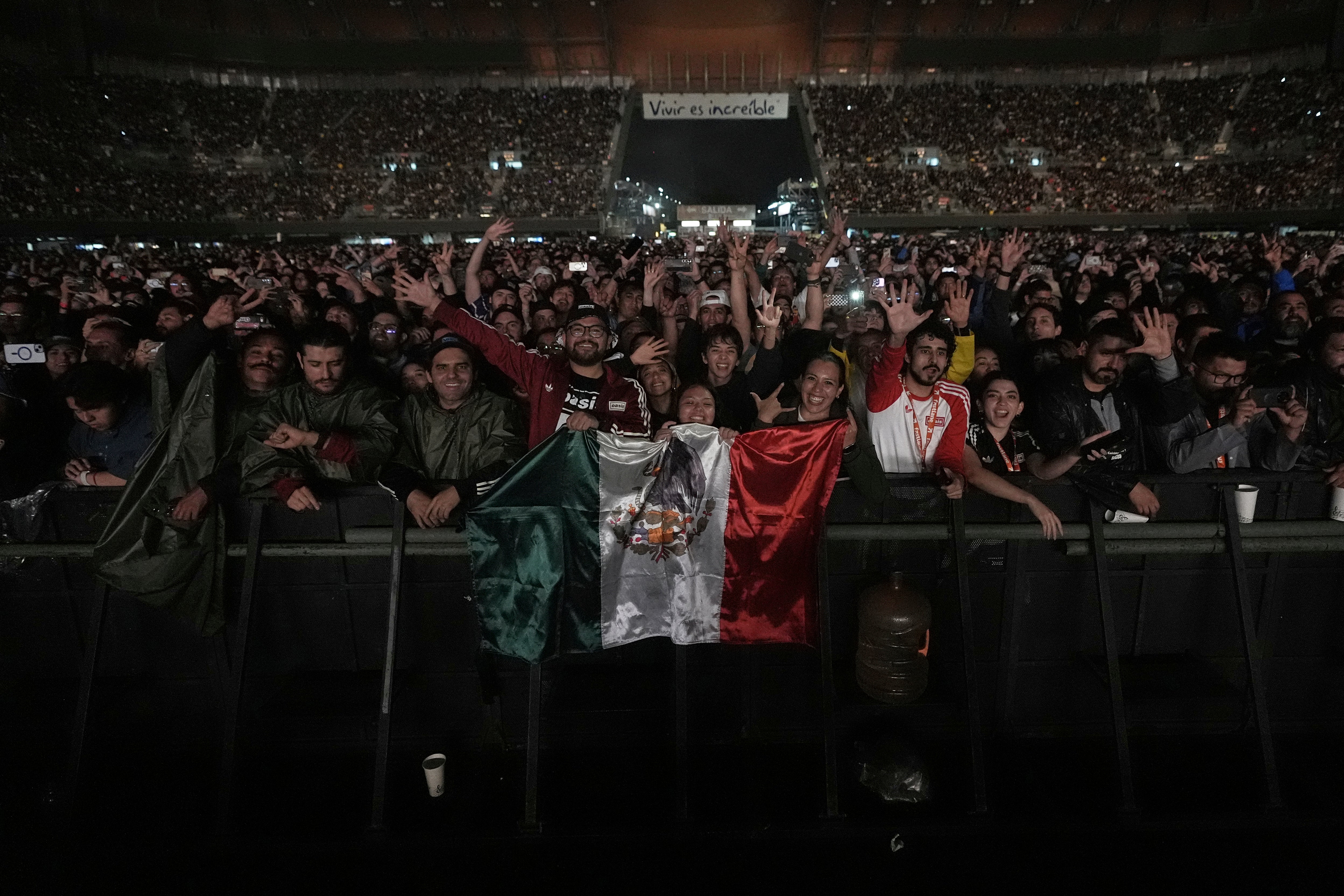 “He estado esperando por esto 15 años”. Fans recorren kilómetros para ver a Oasis en México