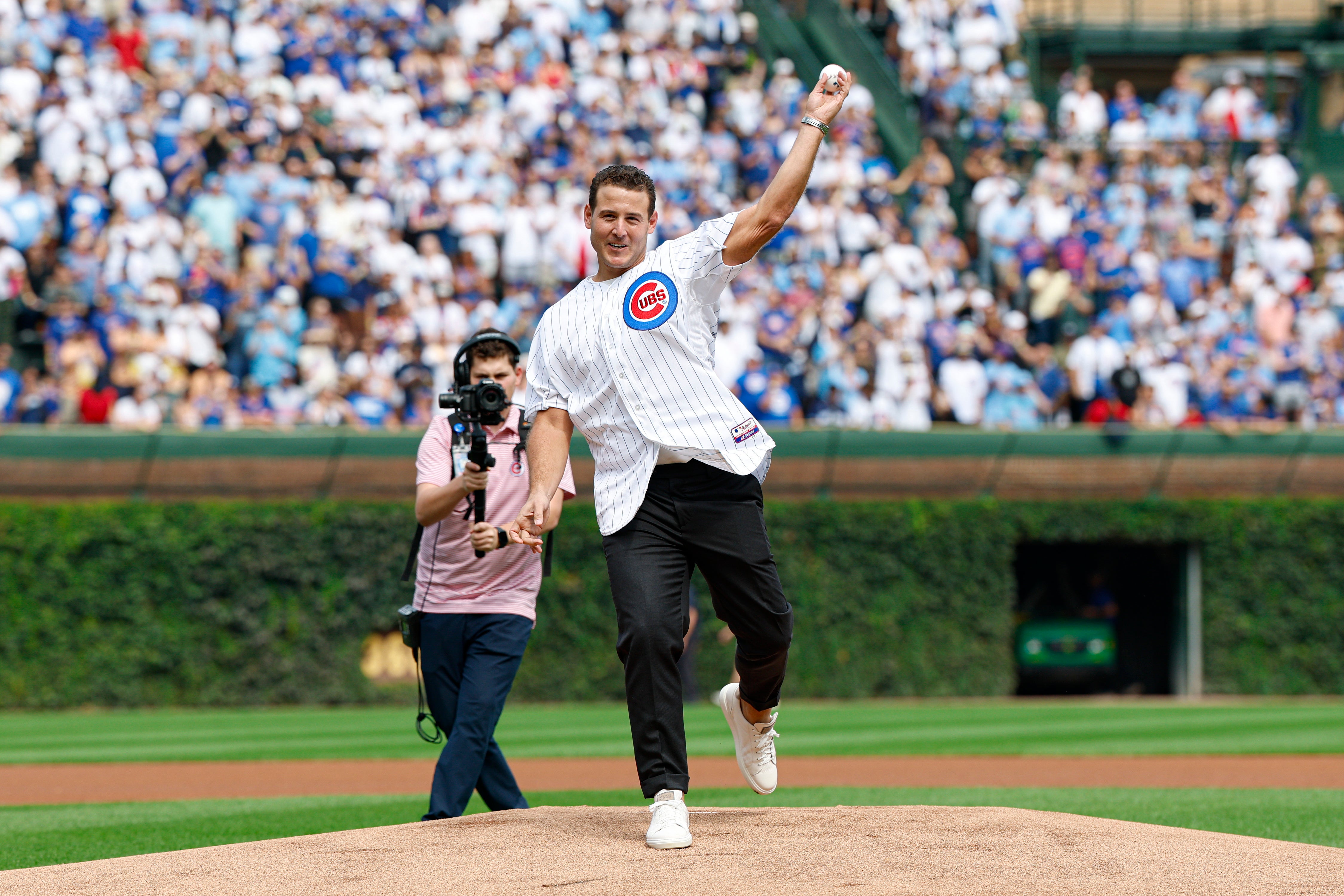 Anthony Rizzo se retira con los Cachorros y casi atrapa un jonrón en las gradas de Wrigley