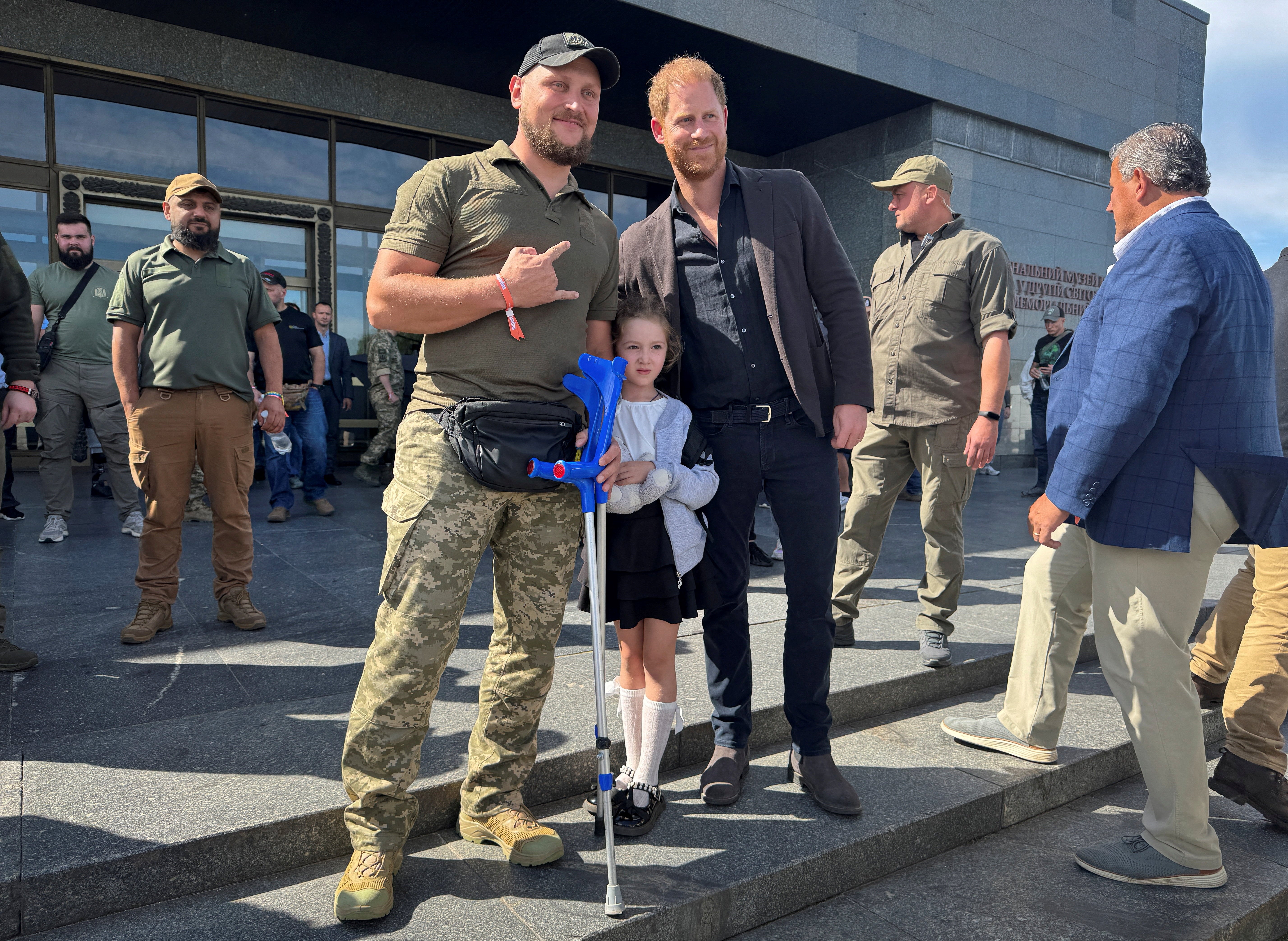 Harry también viajó a Ucrania para levantar la moral del personal militar herido