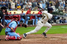 Cerveceros, clasificados a playoffs, remontan déficit de 5 carreras y superan 9-8 a Cardenales