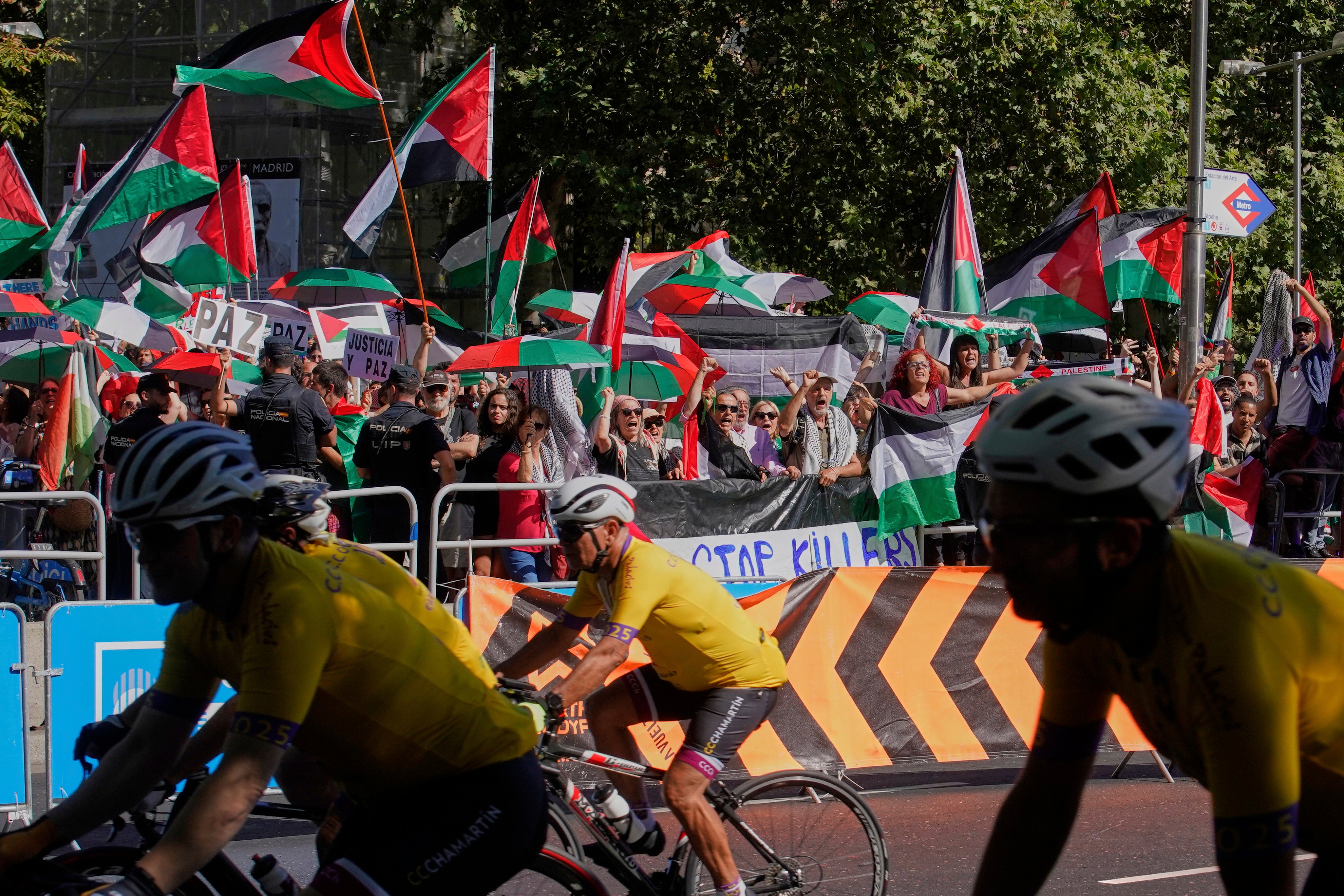 Manifestantes pro-Palestina interrumpen la última etapa de la Vuelta a España