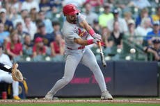 Cardenales cierran frustrante gira al vencer 3-2 a Cerveceros y romper racha de cinco derrotas
